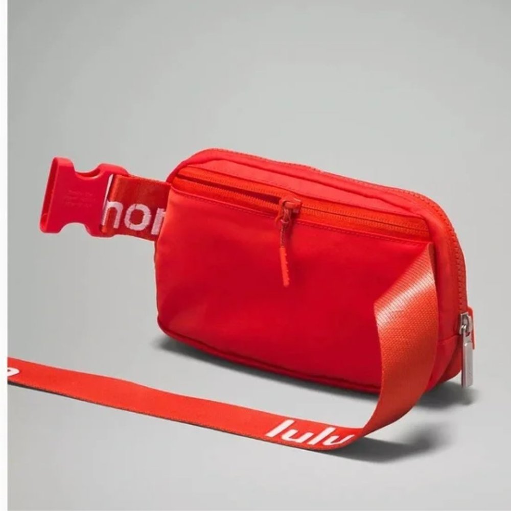 Lululemon Everywhere Belt Bag in Solar Orange / White 1L - Picture 3 of 5